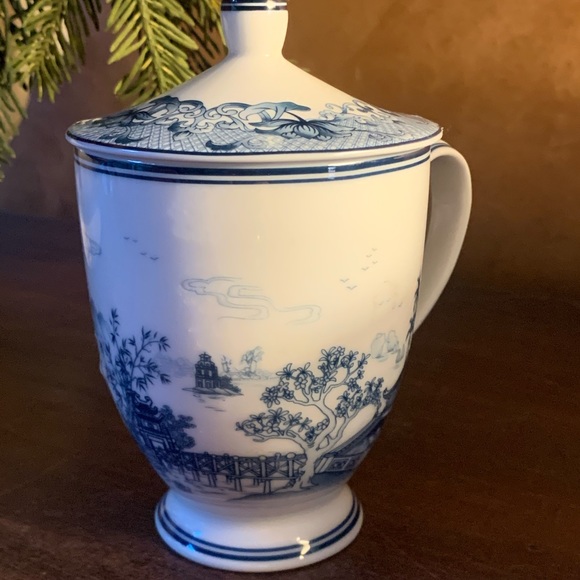 Minh Long  Chinoiserie footed coffee cup with lid - Picture 1 of 9